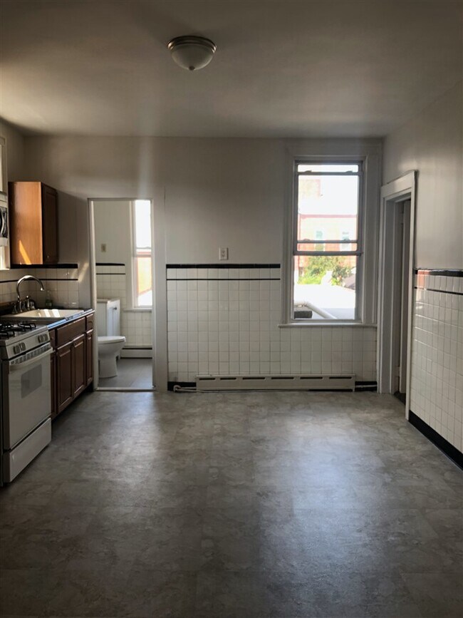 Building Photo - 624 8th St