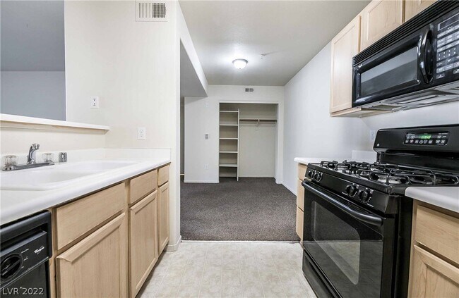Building Photo - 950 Seven Hills Dr