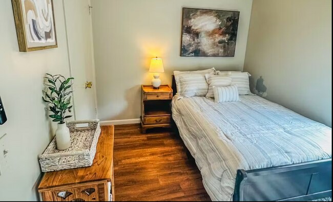 Building Photo - 220 Elm St