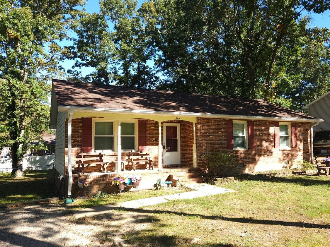 Foto principal - 3 BR Brick Rancher