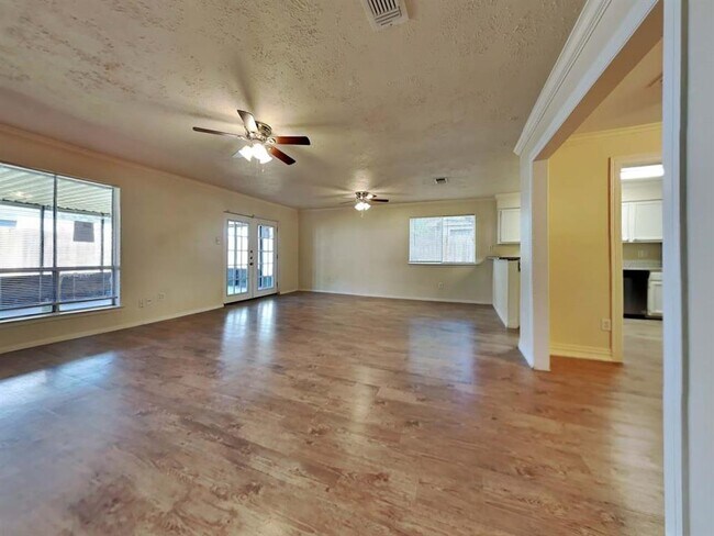 Foto del edificio - 8315 Little River Rd