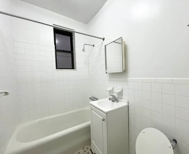 Foto del edificio - 6102 43rd Ave