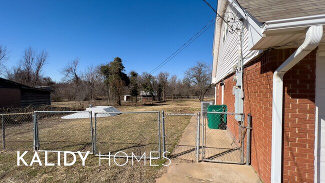 Building Photo - 4605 Sunset Terrace