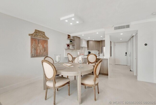 Building Photo - 600 Egret Cir