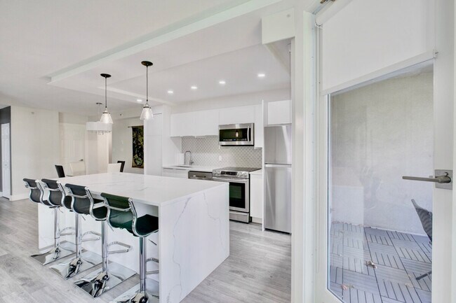 Building Photo - 851 Homer St