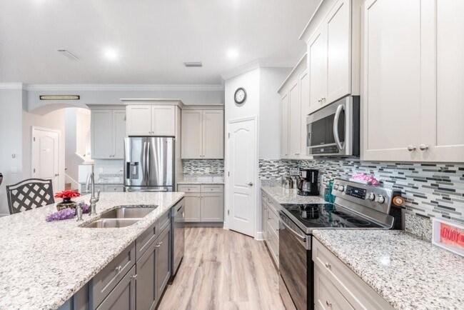 Building Photo - 901 Silver Palm Way