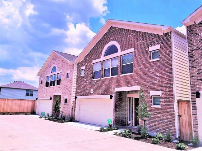 Building Photo - 11505 Main Birch Dr