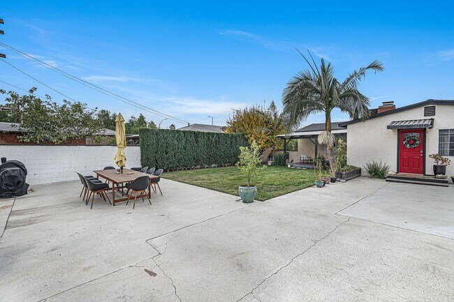 Foto del edificio - A beautiful  home in North Hollywood is no...