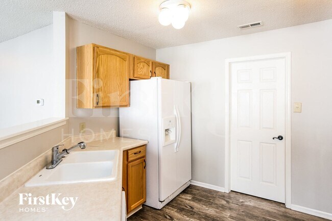 Building Photo - 12211 Lindley Dr