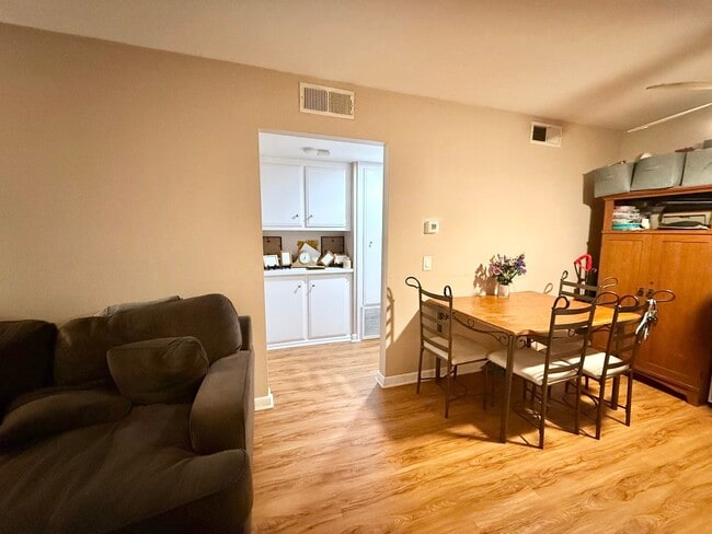 Building Photo - 1 Bed 1 Bath Unit in desirable Gated Commu...