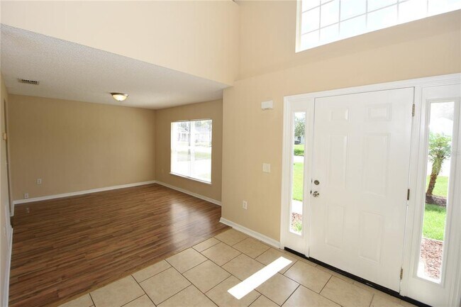 Building Photo - 27 Riverdale Ln
