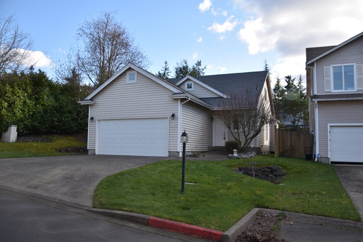 Foto principal - 4 Bedroom 2.5 Bath University Place Home i...