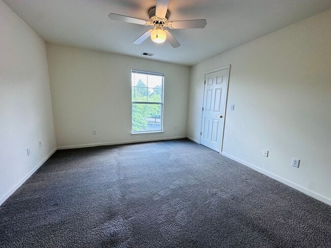 Building Photo - 303 N Knollwood Dr