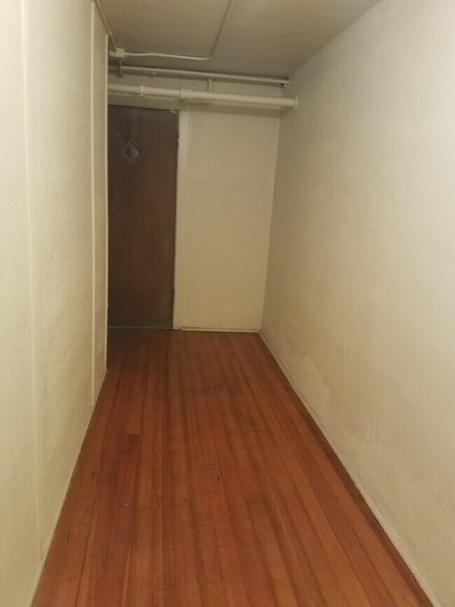Pasillo de entrada principal y lateral - 3158 York St
