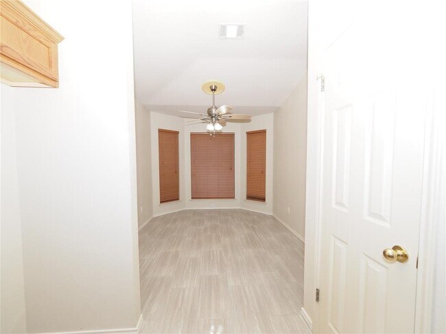 Building Photo - 1161 Kentra Dr