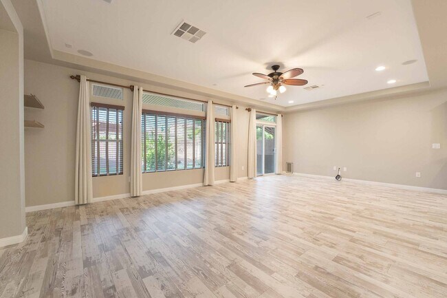 Building Photo - Luxurious Living: Elegant 4-Bed Retreat!