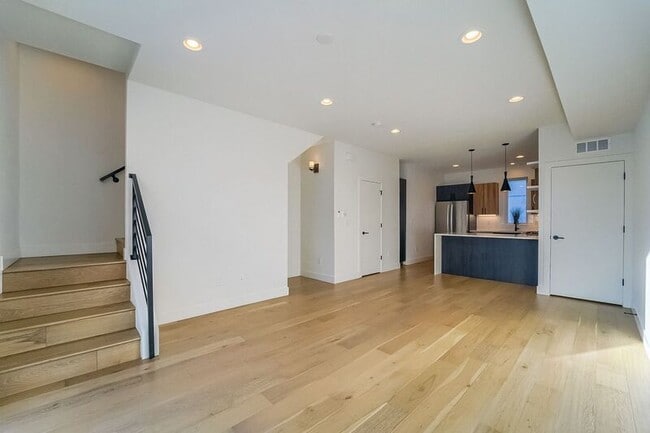 Building Photo - 2828 W 25th Ave