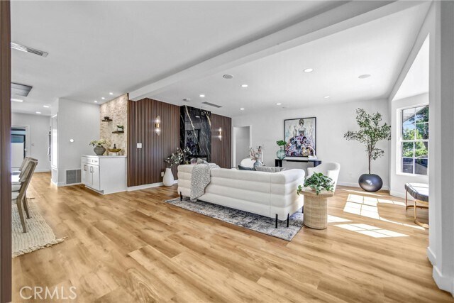 Foto del edificio - 6119 Longridge Ave