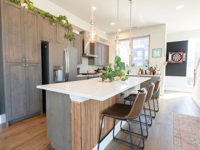 Building Photo - 3 Bedroom Townhome with Private Rooftop in...