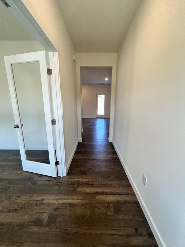 Building Photo - Located in Hixson/Middle Valley! 3 Beds, 2.5 Baths, Loft, Home Office, and 2 Car Garage!