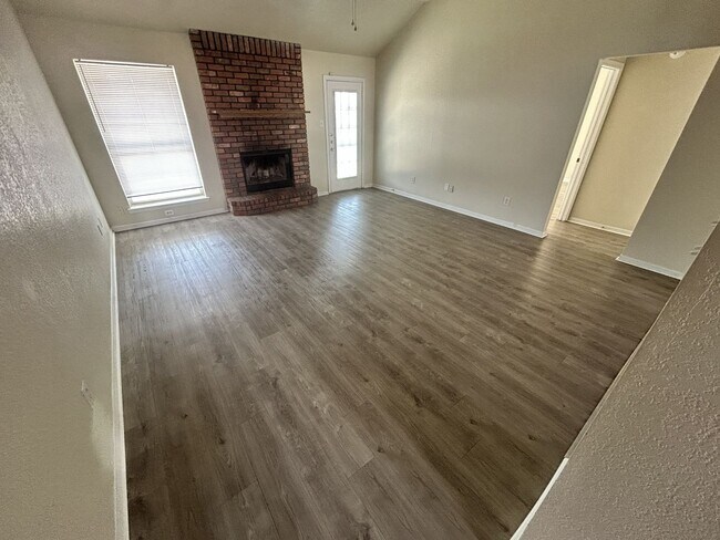 Foto del edificio - 3 bedroom 2 bath 2 car garage home for rent