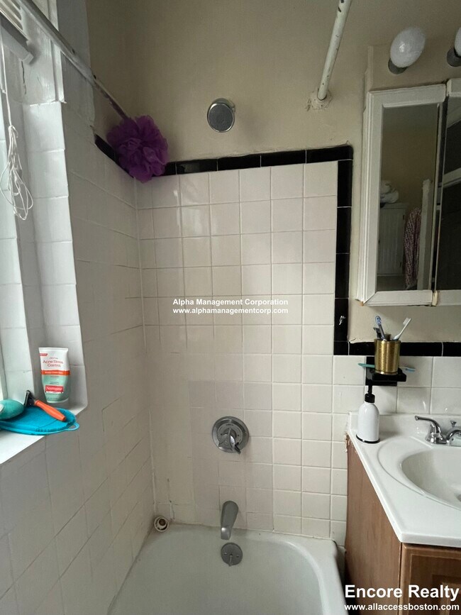 Building Photo - 208 Winthrop Rd