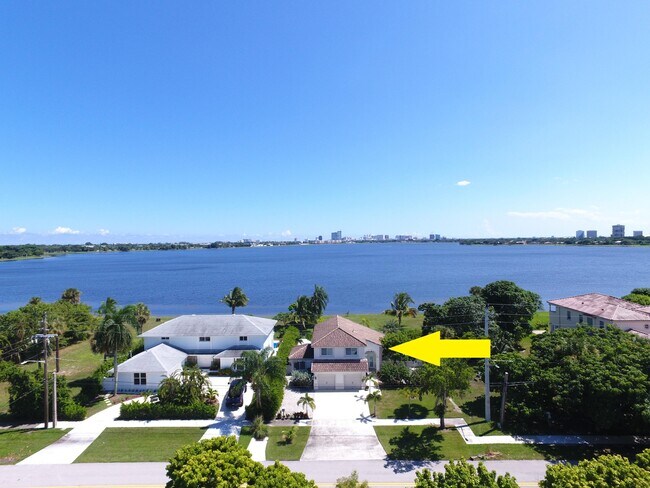Building Photo - 3712 N Shore Dr