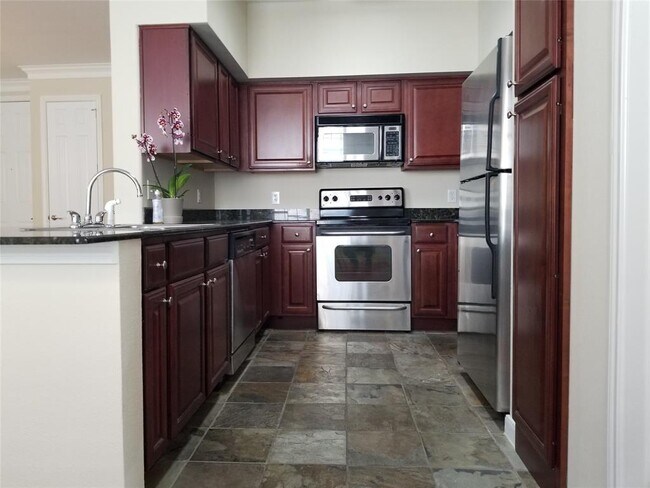 Building Photo - 7575 Kirby Dr