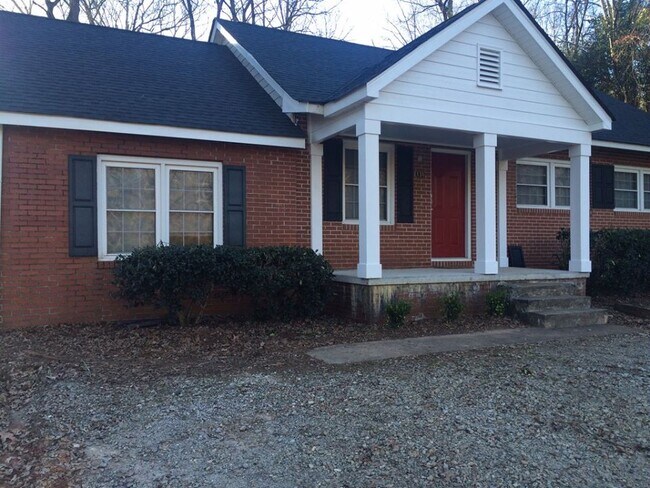 Linda casa cerca de UGA y 5 Points. - 2136 S. Lumpkin