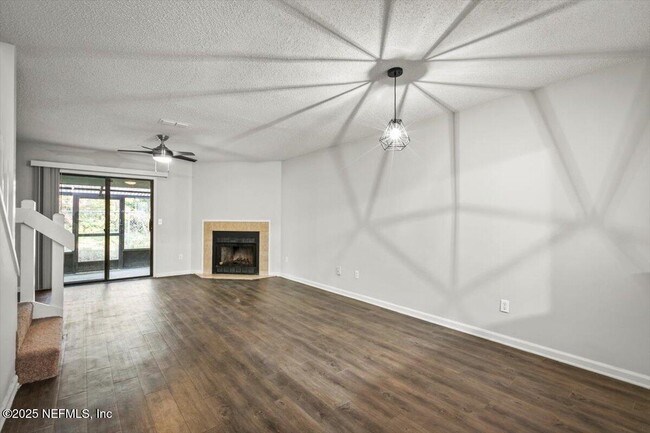 Foto del edificio - 8300 Plaza Gate Ln