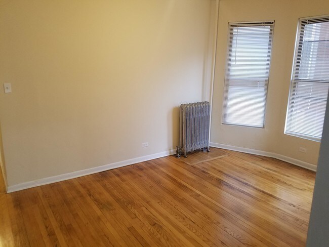 Building Photo - 3 bedroom in Chicago IL 60653