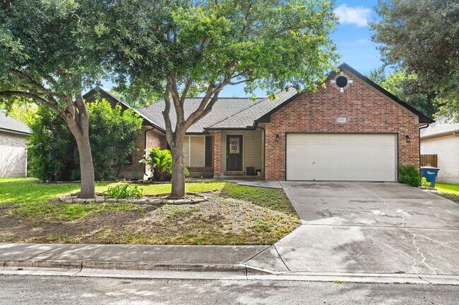 Building Photo - Charming Home Awaits: Spacious & Modern Li...