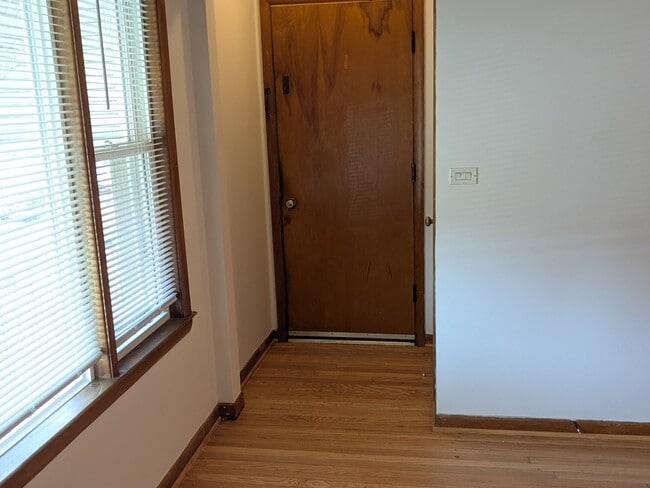 Building Photo - 4947 N Mason Ave