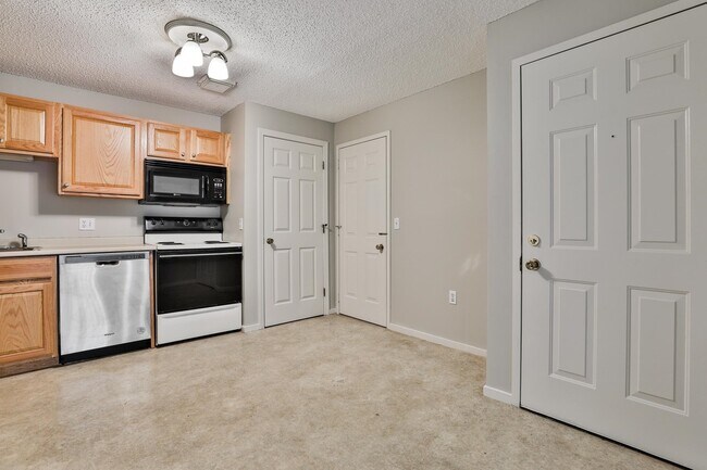 Building Photo - Oak Hill Ln
