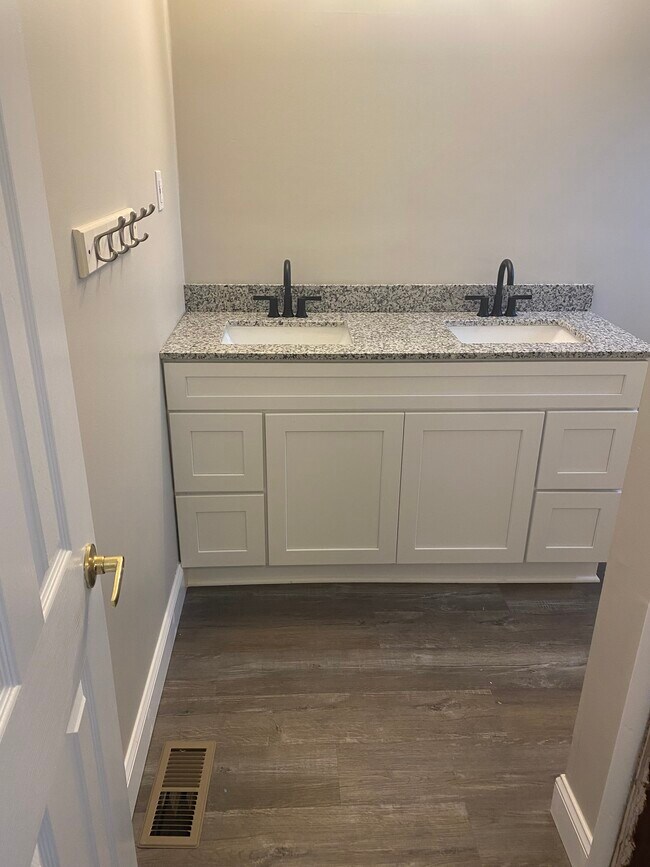 Baño del pasillo - 1102 Oak Cir