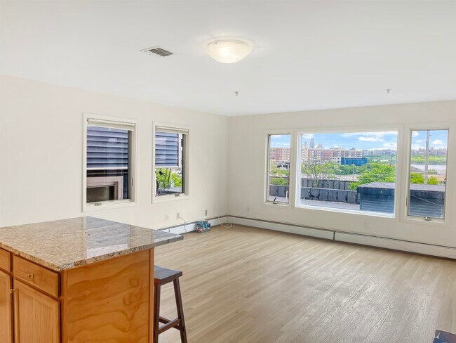 Foto del edificio - 8913 Riverside Pl