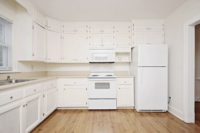 Building Photo - Student-Friendly Home in Desirable Univers...