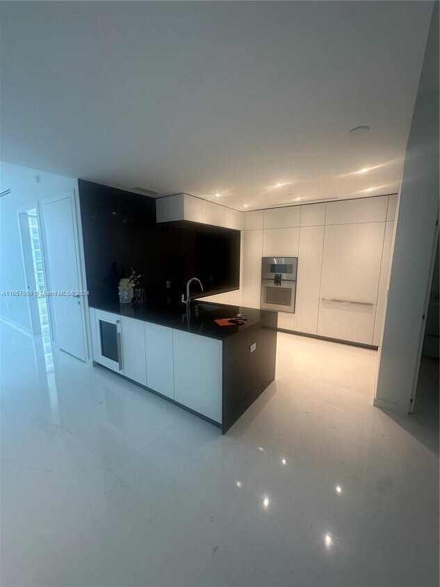 Primary Photo - 300 Biscayne Boulevard Way
