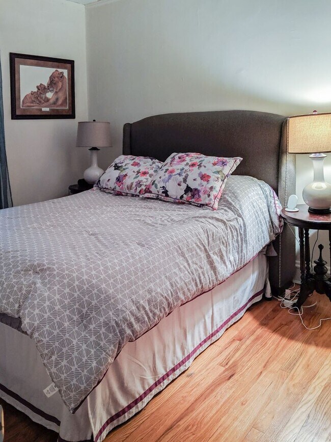 Interior Photo - 5208-14 N. Damen / 2000-10 W. Foster