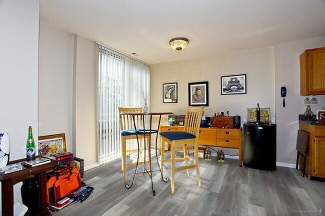 Foto del edificio - 1833 Four Lakes Ave