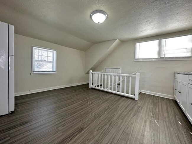 Building Photo - 611 Alrose St