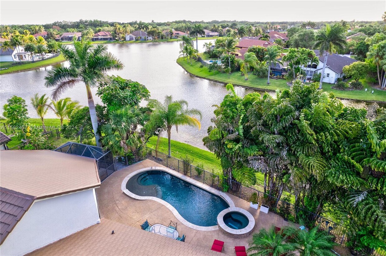 Foto principal - 1087 Deerwood Ln