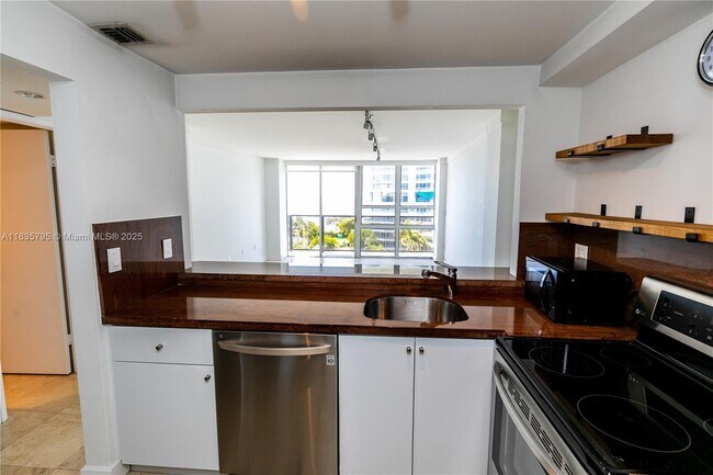 Foto del edificio - 600 NE 36th St