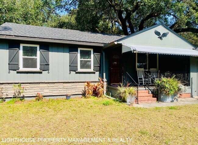 Building Photo - Charming 3 Bedroom Home With Bonus Room And Fenced Yard