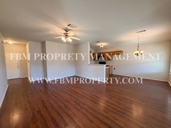 Foto del edificio - 125 Logan Ln