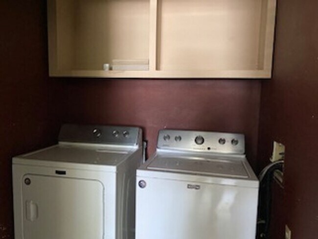 Foto del edificio - This is a 3 bedroom 1.5 bathroom home with...