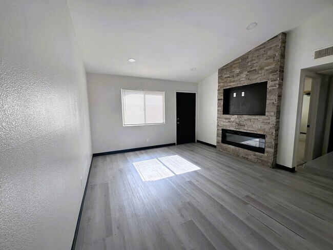 Building Photo - Beautifully Renovated Townhome with Private Yard & Modern Finishes