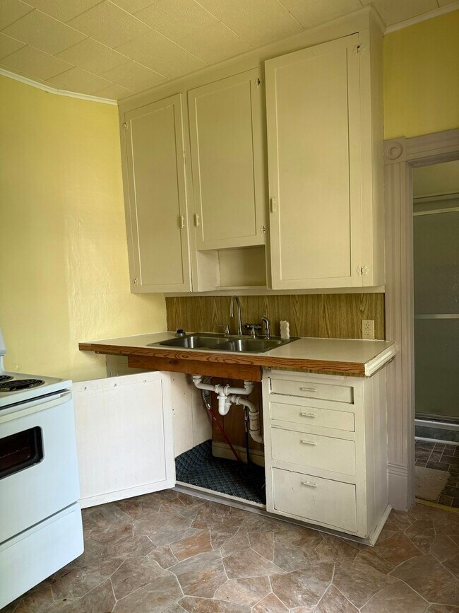 Building Photo - 218 E Erie St