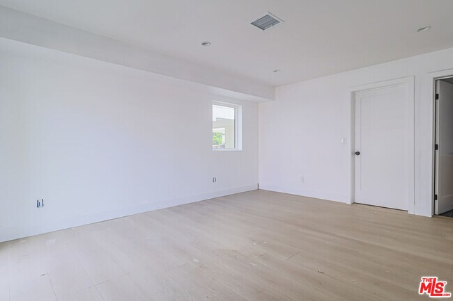 Foto del edificio - 11816 Gilmore St