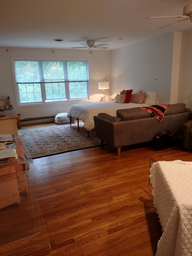 Largest bedroom - 2510 Cromwell Rd